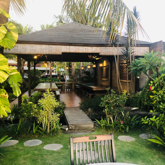 為了美麗的夕陽，所有等待都值得。在Pantai Restaurant ，別急著吃飯！