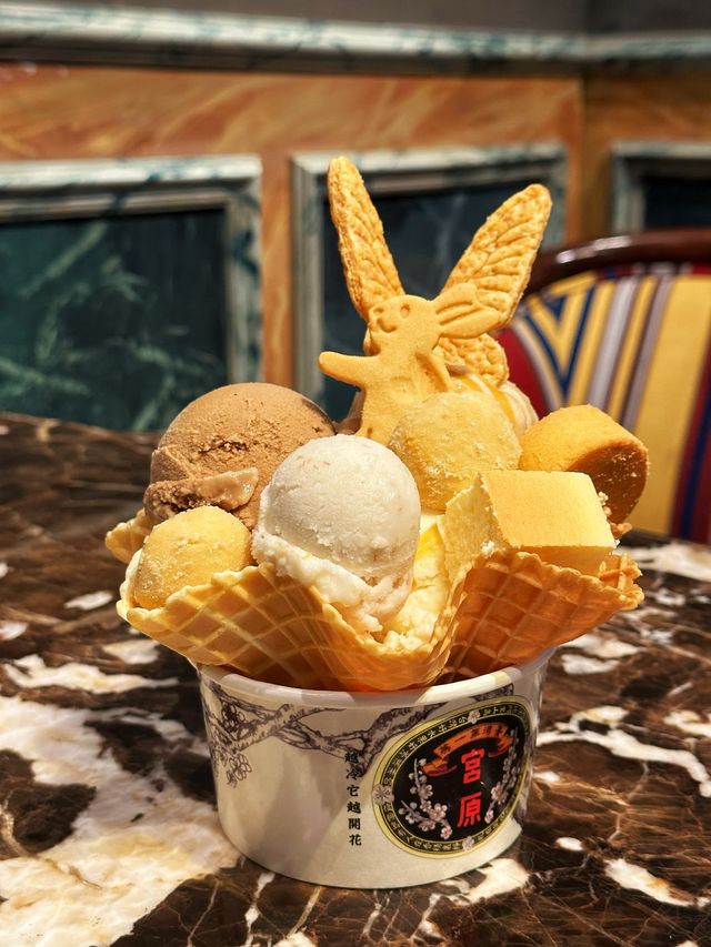 [台中] 由銀行改建的冰淇淋店 著名宮原眼科的內用分店-第四信用合作社