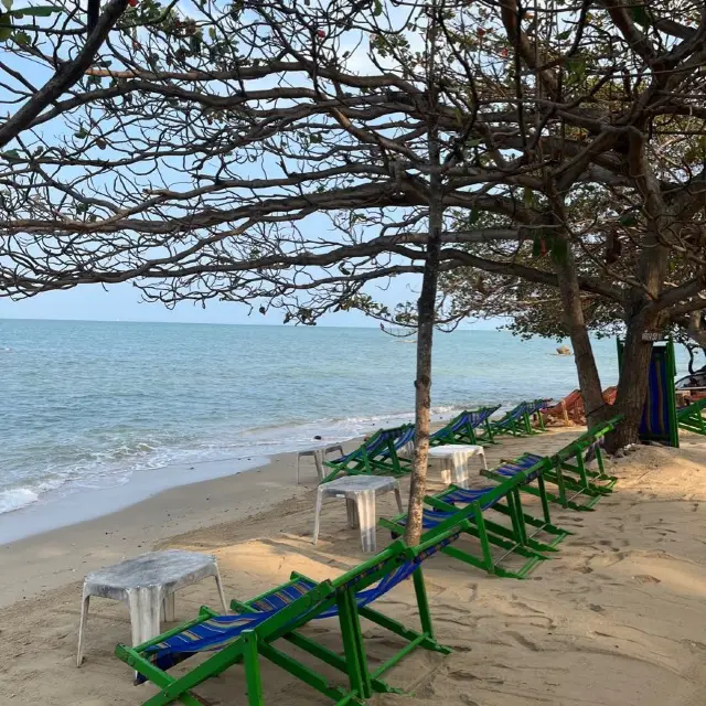 หาดเล็กๆ น้ำใส หลังโรงแรมดุสิตธานี พัทยา