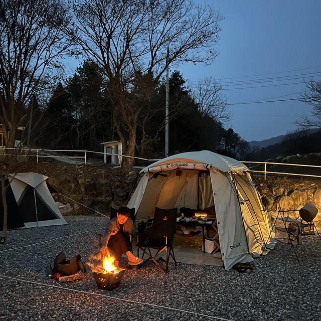 한 가운데 엄청 큰 달이 밝게 빛을 내고 있는 캠핑장으로 초대합니다🤭