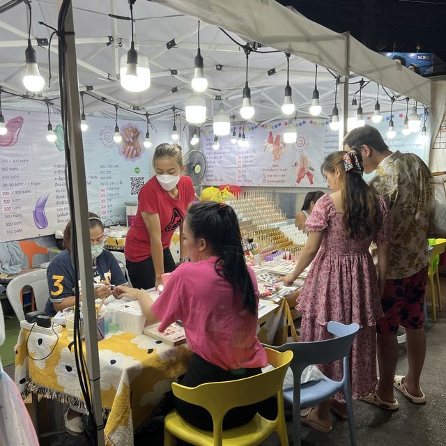 “ตลาดโต้รุ่งหัวหิน” สีสันยามค่ำคืนของเมืองหัวหิน