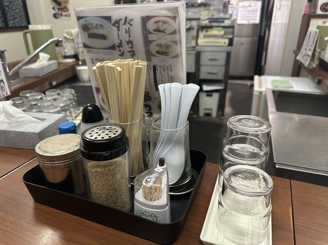 福岡・博多区。とんこつベースの緑色ダーメン『博多ダーメン屋八千代支店』