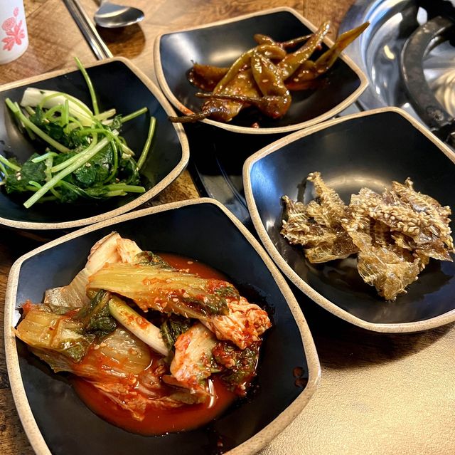 매콤달달한 오징어볶음과 제육이 맛있는 항아리식당!