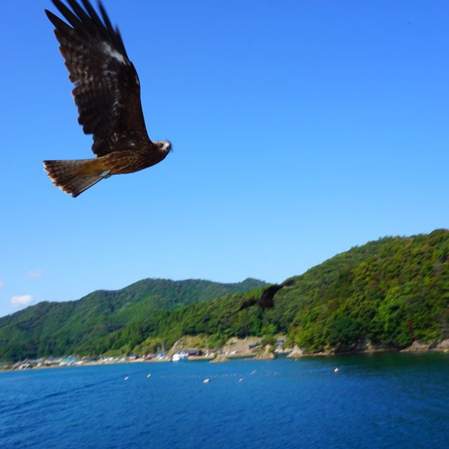 海がそばにあるカフェ