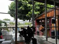 คาเฟ่เล็กๆ วิวสวย มีเครื่องดื่มและอาหารอร่อยๆ