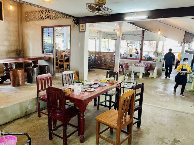 “ร้านลาบลุงรบ” ร้านอร่อยใกล้วัดพระนั่งดิน