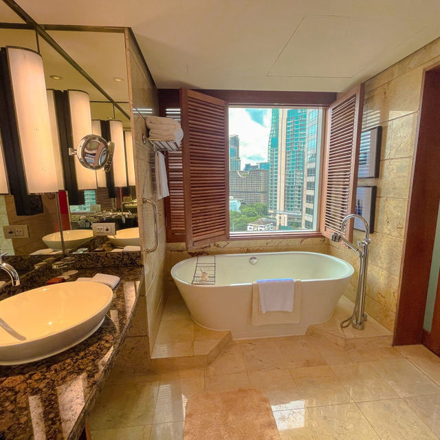 โรงแรมหรู กลางถนนวิทยุ Conrad Bangkok