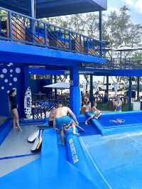 กินอาหาร ดูเซิร์ฟที่ Surf House Phuket