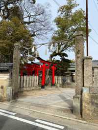 鮮やかな鳥居の稲荷神社