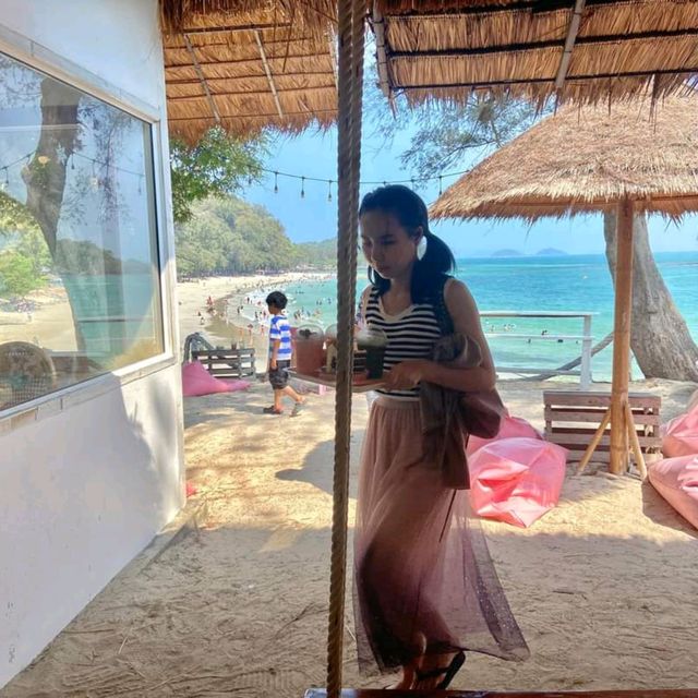 คาเฟ่ริมหาดสัตหีบ Curve  beach  cafe คาเฟ่ริมหาดสัตหีบ Curve  beach  cafe