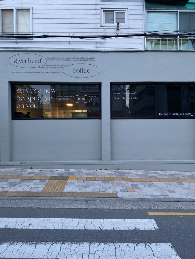 물이 흐르는 테이블이 인상적인 수원 ‘리버헤드‘