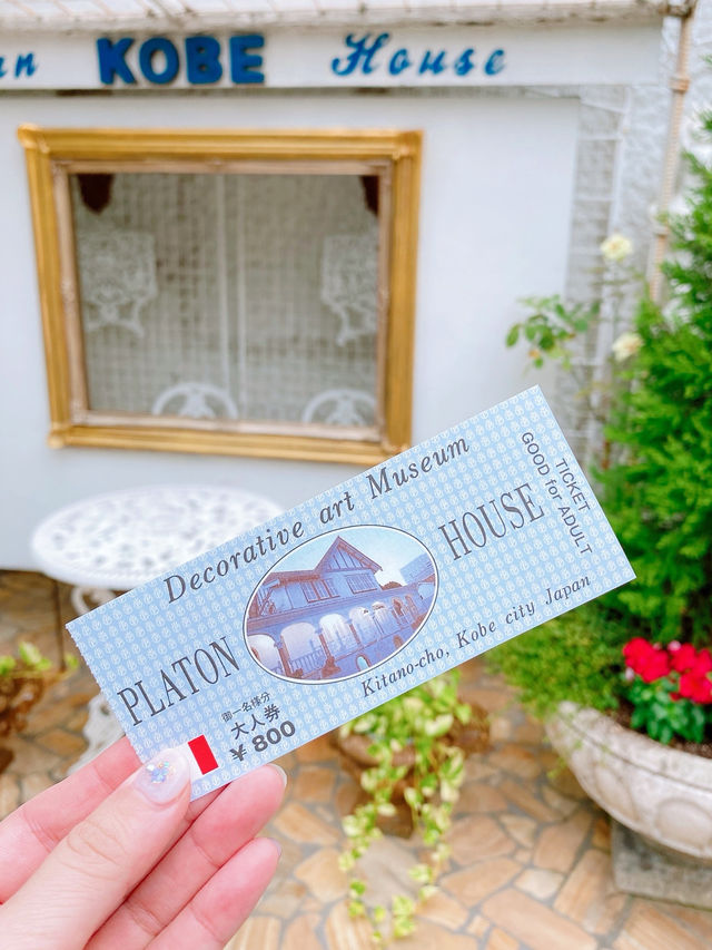 【神戸/フォトスポット】プールサイドではカフェやランチも楽しめます🎠