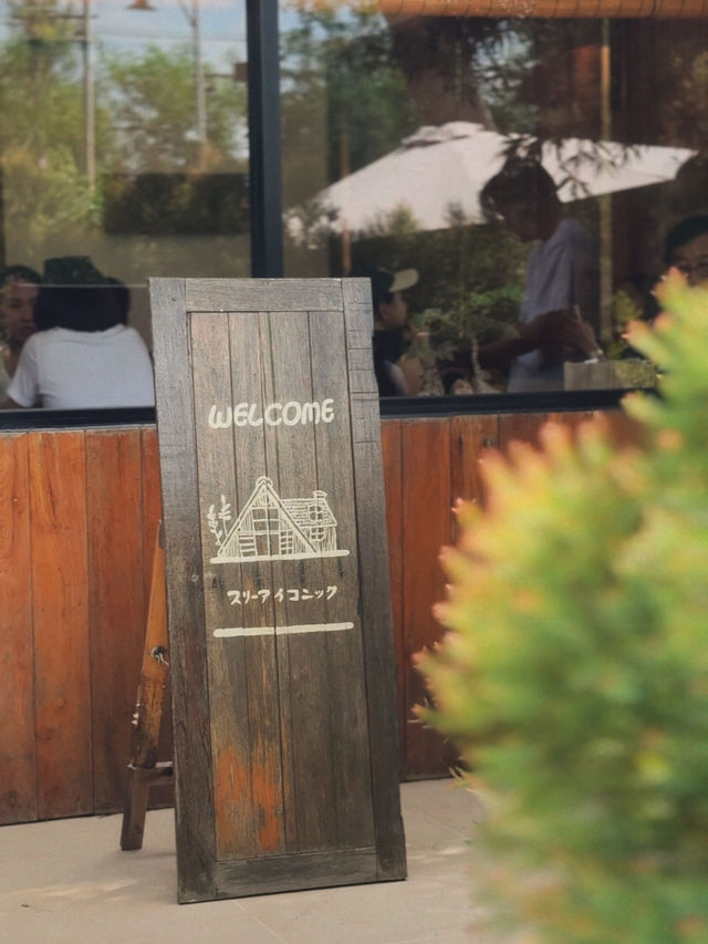 THREE ICONIC คาเฟ่ปทุมธานีฟิลแจแปน 🤎🧺🧸. 🌳 🍵