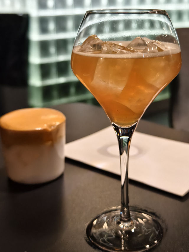 暗黑型格裝修多國菜酒吧