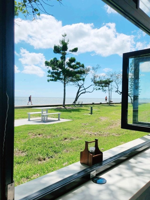 🇦🇺 Popular Waterfront Cafe in Sandgate, Queensland, Australia