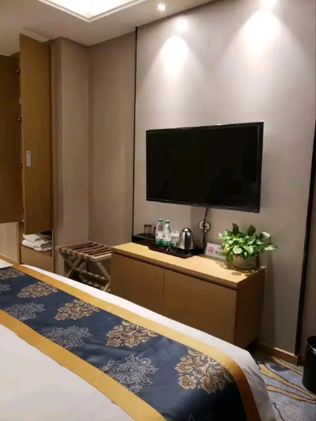 Overall, a nice and conveniently located hotel.