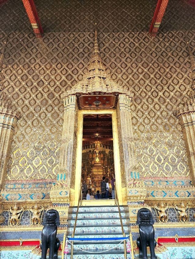 กราบพระแก้วมรกตที่วัดพระแก้ว