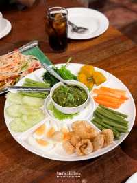 มื้อค่ำในตัวเมืองน่าน ผัดต้นอ่อนทานตะวันอร่อยดี