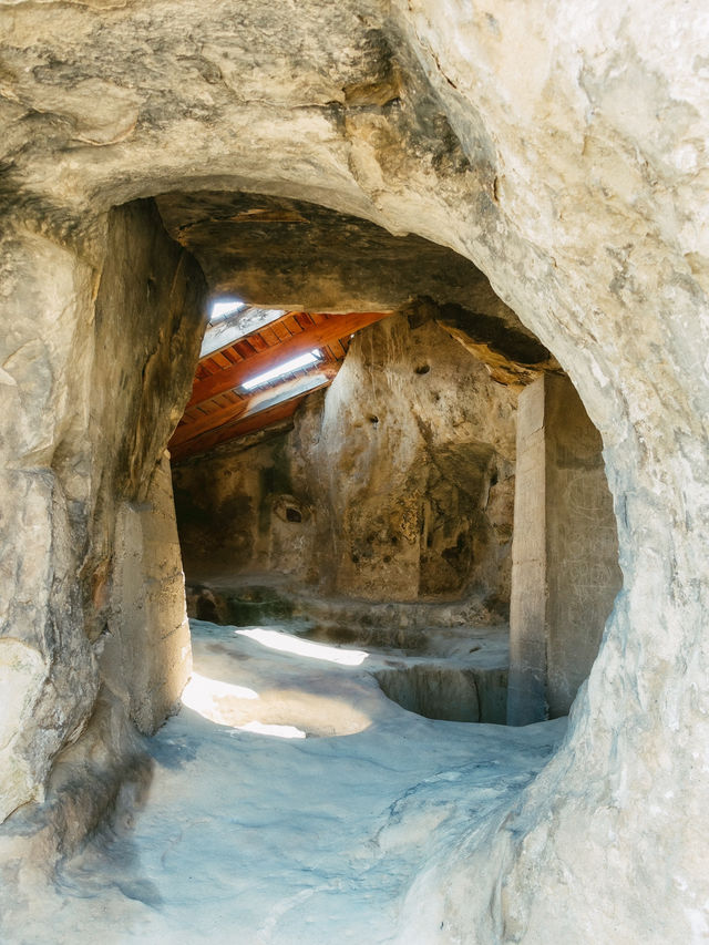岩を掘り抜いて作られた古代都市！ウプリツィヘ🇬🇪🪨