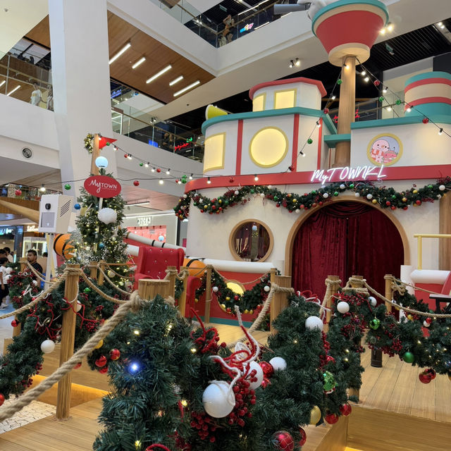 From Lighthouses to Christmas Lights: MyTown’s Festive Adventure!
