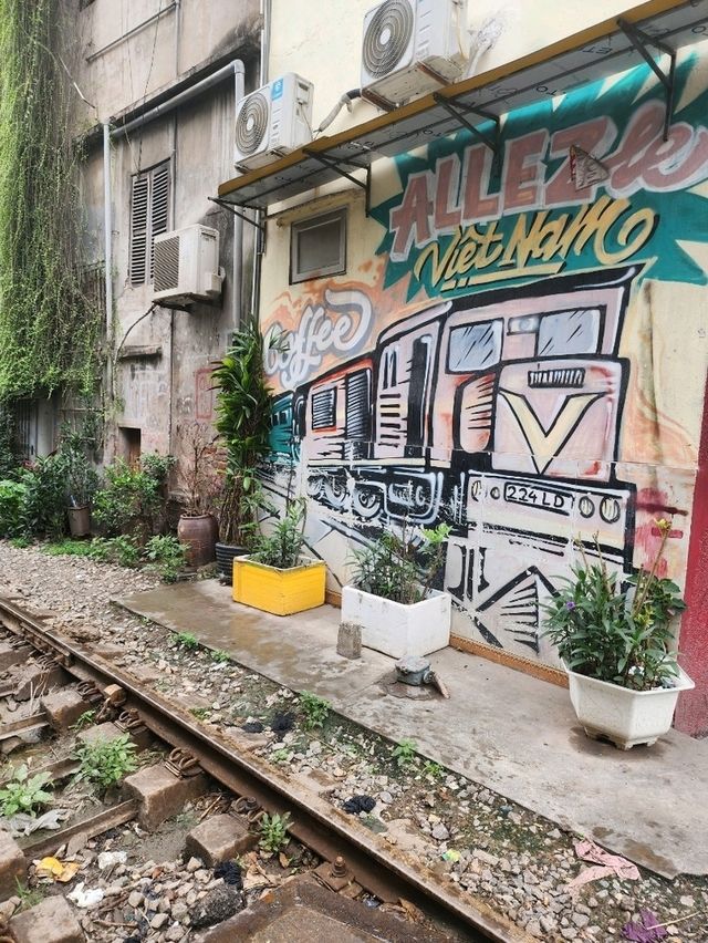 【ハノイ】電車がスレスレを通る線路脇のカフェ🚃