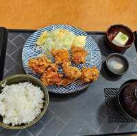 日本連鎖定食〔宮本むなし〕，神戶元町店舒適又好吃。