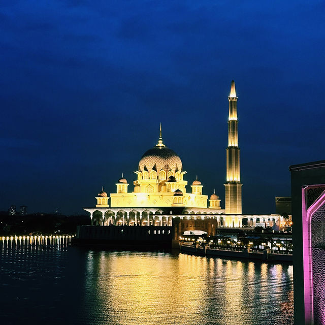 Putrajaya: A Wonderland of Modern Marvels