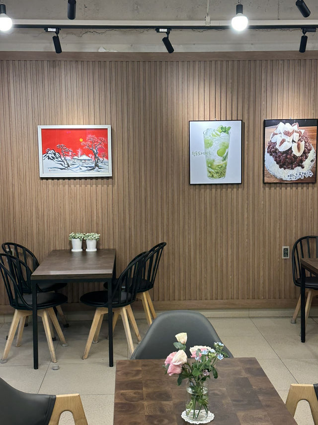 여수의 명물 딸기 모찌와 디저트를 맛보실 수 있는 🍓여수 봉산동 카페투어