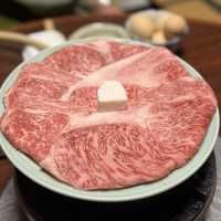 当日仕入れた最高級の松阪牛のすき焼きが堪能できるお店🍲