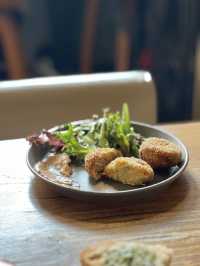  《工業風打卡Cafe🔥睇住電車路食野幾Chill》