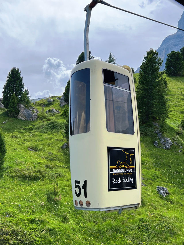 กระเช้าลับในเทือกเขา Dolomite Italy 