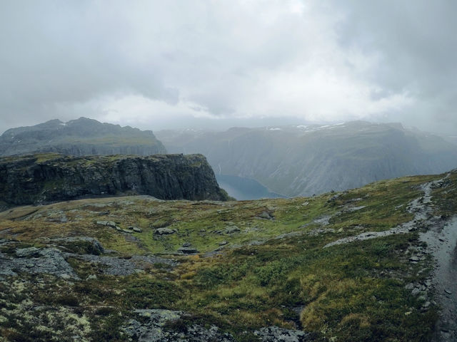 【ノルウェー】絶景すぎる断崖！奇跡の岩・トロルトゥンガ🏔️✨