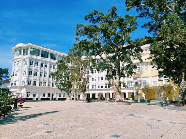 越難大叻春香湖畔著名景點：Đà Lạt Bishop Mission，湖邊歐式雕像和建築，適合打卡拍照📸