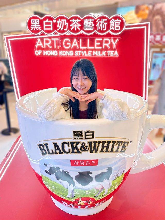 奶茶控點可以唔嚟打卡？ 勁大杯奶茶勁得意呀！😍 大家快啲嚟打卡啦！  平時好鍾意聞熱奶茶嘅香味 身邊都好多朋友是奶茶控 會突然好想飲返杯奶茶，提一提神🤭  K11 Art Mall 嘅黑白®️奶茶