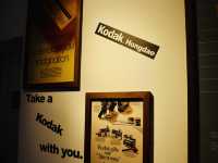 弘大街頭的黃紅驚喜：Kodak 人生四格初體驗連背景都自帶復古感✨Kodak 弘大人生四格店太美了！弘大最吸睛人生四格就在這！