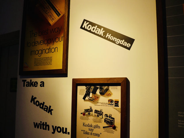 弘大街頭的黃紅驚喜：Kodak 人生四格初體驗連背景都自帶復古感✨Kodak 弘大人生四格店太美了！弘大最吸睛人生四格就在這！