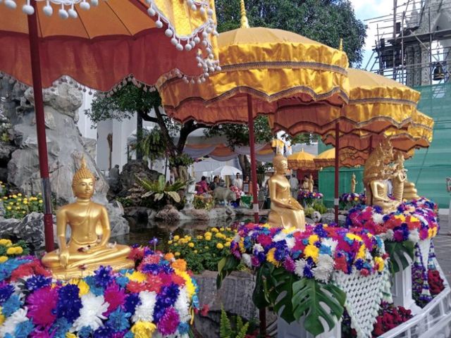 สรงน้ำพระ ก่อเจดีย์ทราย วัดพระเชตุพน✨️