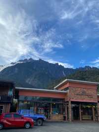 Dinner with Mount Kinabalu backdrop