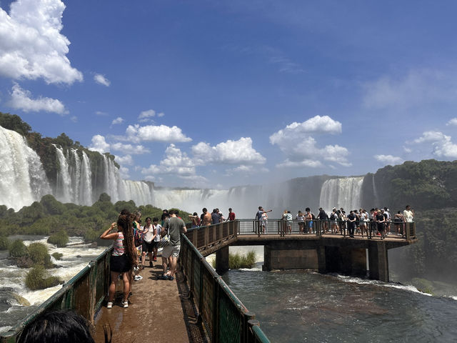 【イグアスの滝（ブラジル側）】“正面からぶつかる”世界三大瀑布のスケール感。