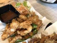 ソムタムの美味しい明るい店内のレストラン