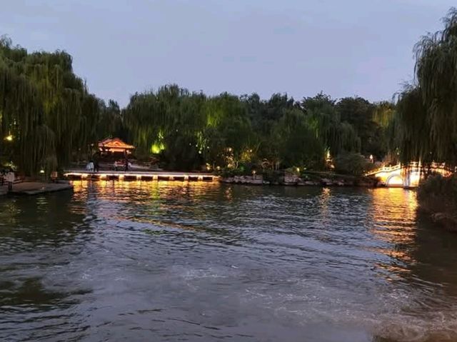 大明湖走一圈，超然樓拍點燈