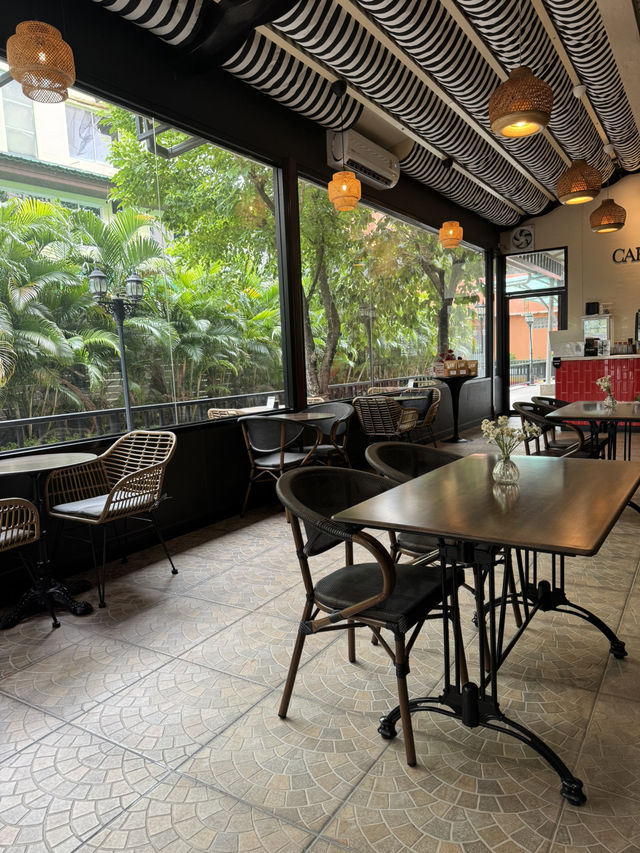 Vincent Cafe คาเฟ่ชิคๆ ในโรงแรม Town in Town