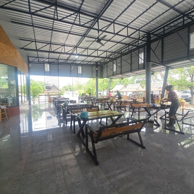 ร้านก๋วยเตี๋ยวเรือรสแซบ "นรกแตก"
