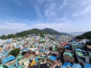 한국에서 가장 화려한 마을을 거닐다
