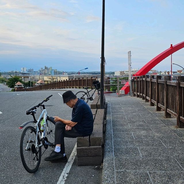 端午散步提案，花蓮港景觀橋，海與鐵道的交匯視角🚶‍♀️🚂🌊