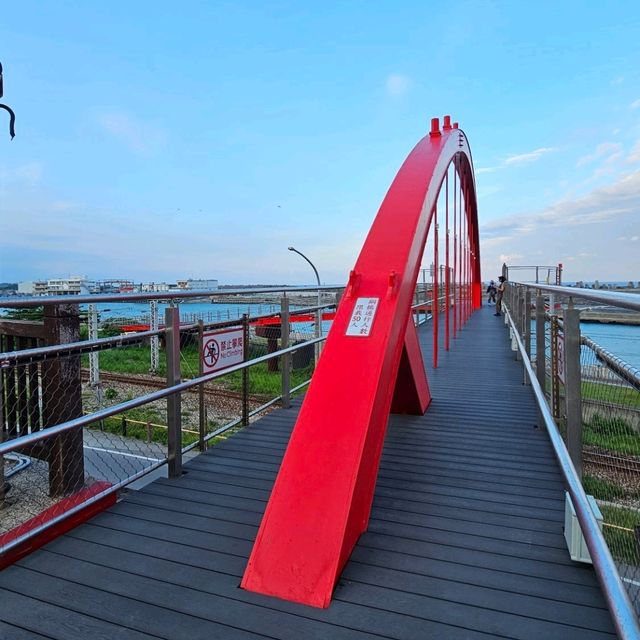 端午散步提案，花蓮港景觀橋，海與鐵道的交匯視角🚶‍♀️🚂🌊