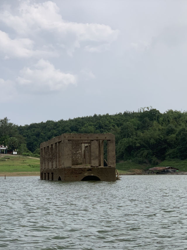 ล่องเรือชมวัดจมน้ำ สังขระบุรี