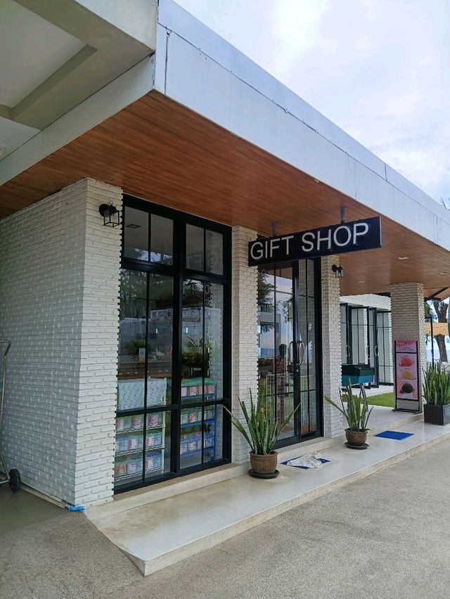 โรงแรมเจ้าหลาวทอแสงบีช