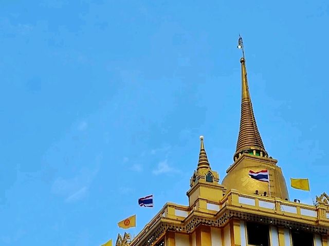 วัดภูเขาทอง (วัดสระเกศราชวรมหาวิหาร) ทองอร่าม