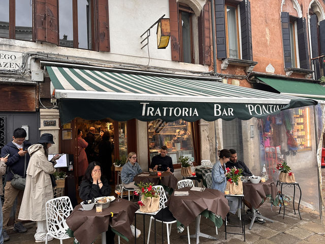 🍝【Trattoria Bar Pontini】 ヴェネツィアで味わう絶品イカ墨パスタと感動のティラミス